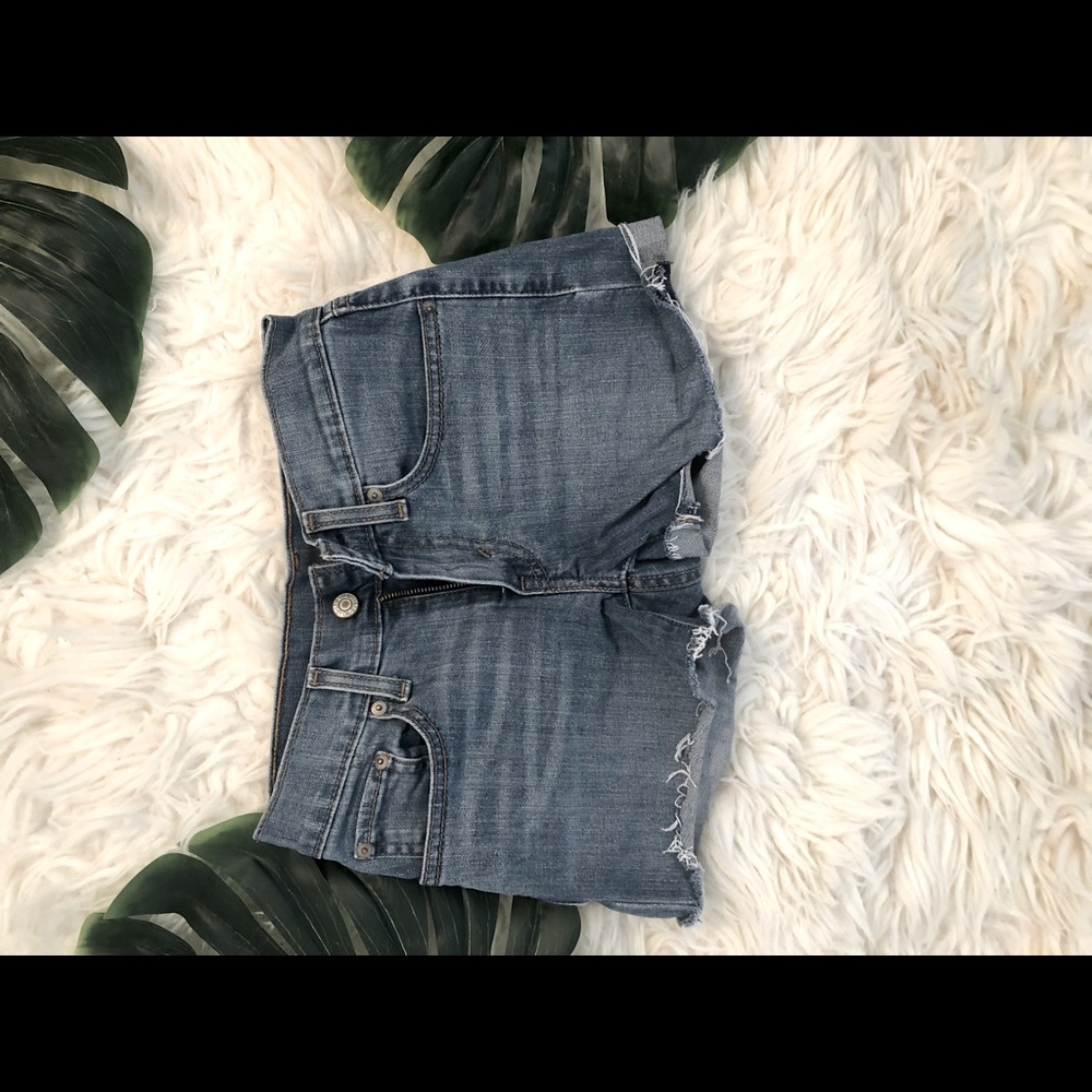 Levi’s Jean shorts stretchy size 24